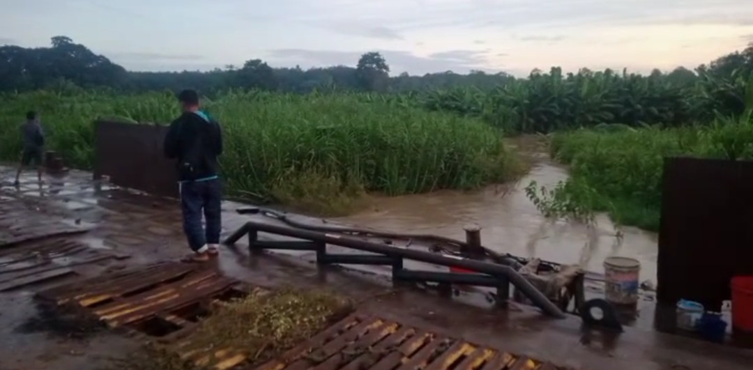 Kapal Phonton PT BSR  Hanyut Terbawa Arus Sungai  Lematang