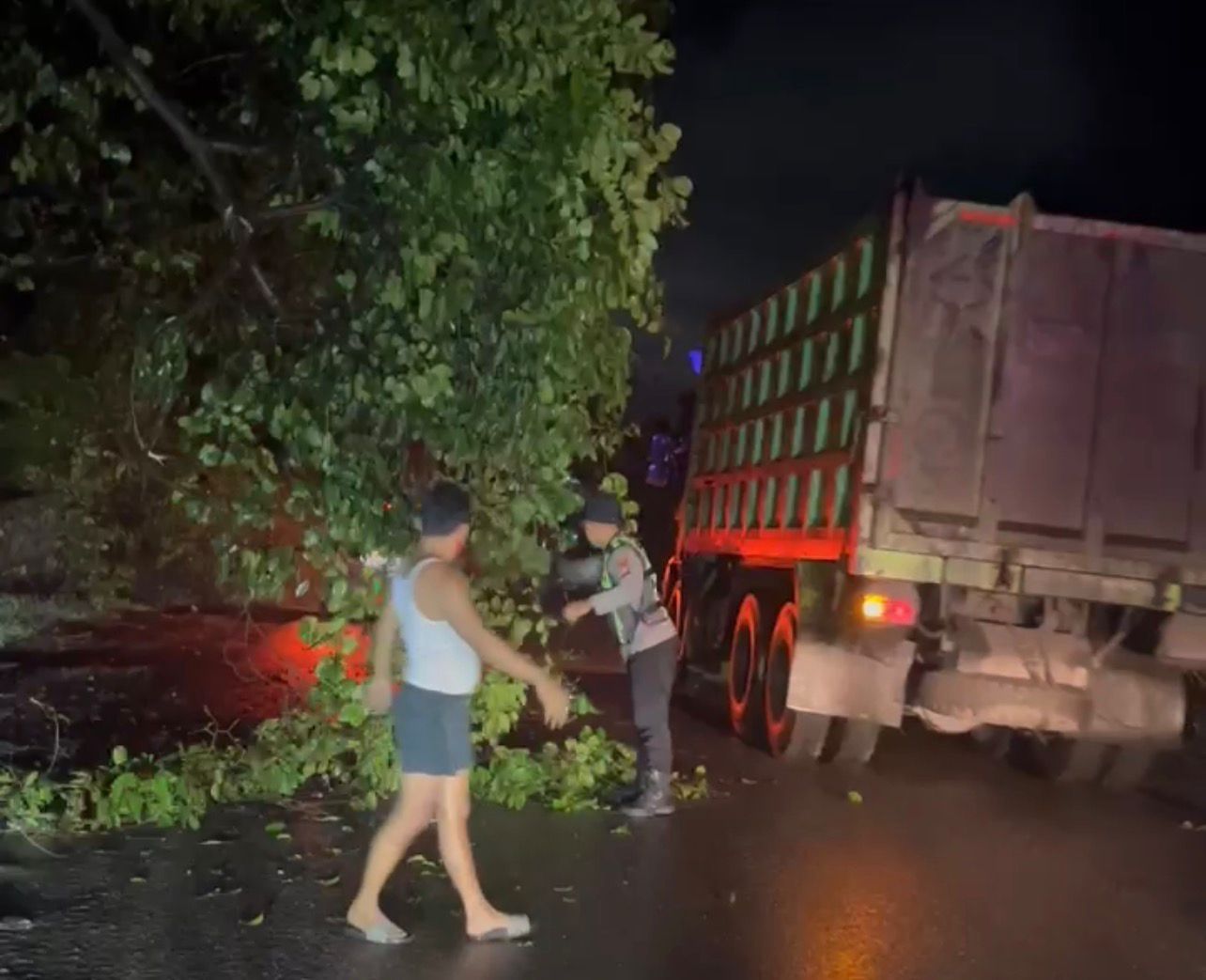 Polsek Merapi Barat Polres Lahat Sigap Tanggapi Dahan Pohon Roboh di Jalinsum Sirah Pulau