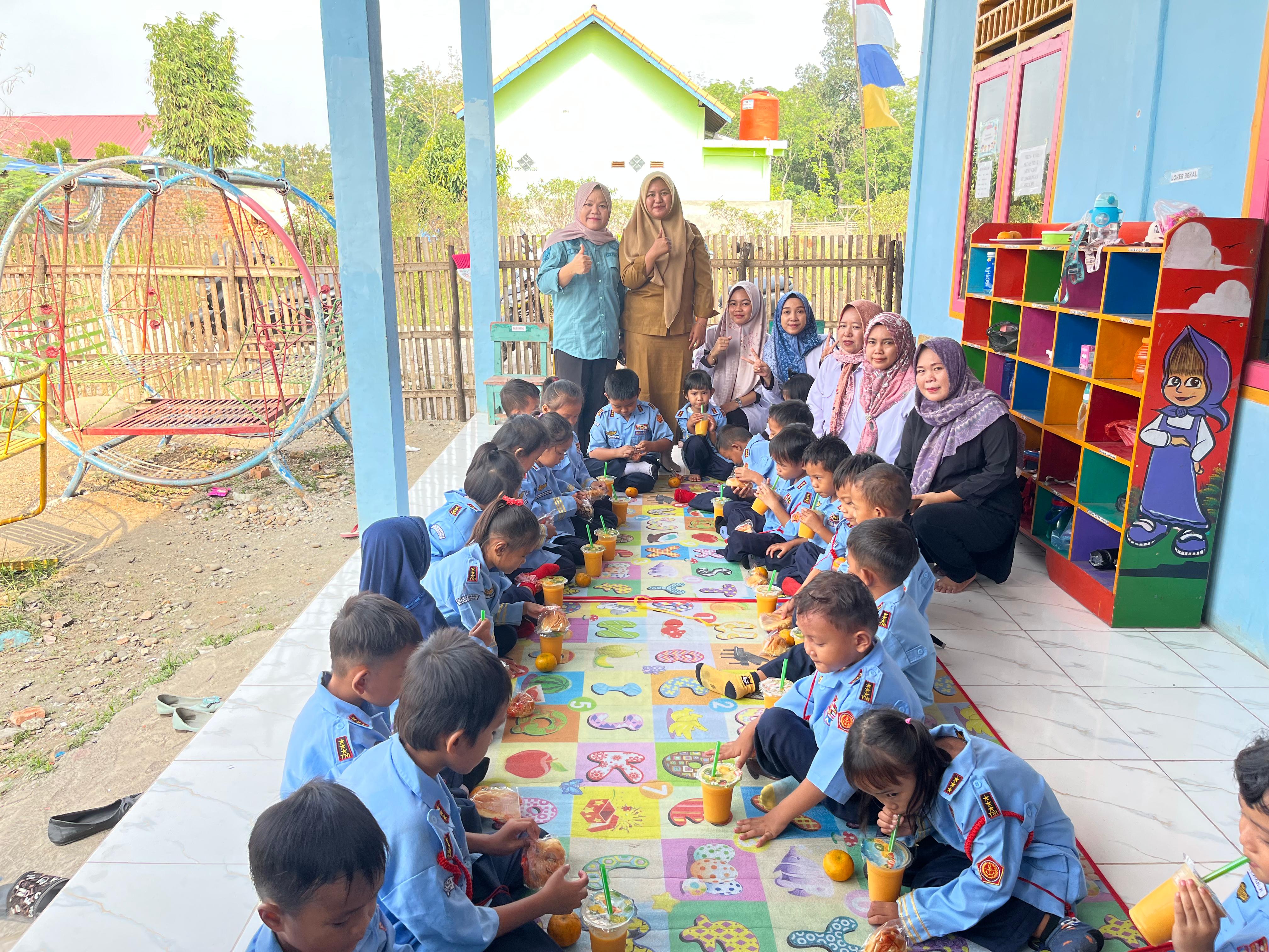 Pemdes Tanjung Jambu Salurkan Makanan Tambahan Untuk TK Pelita Bangsa