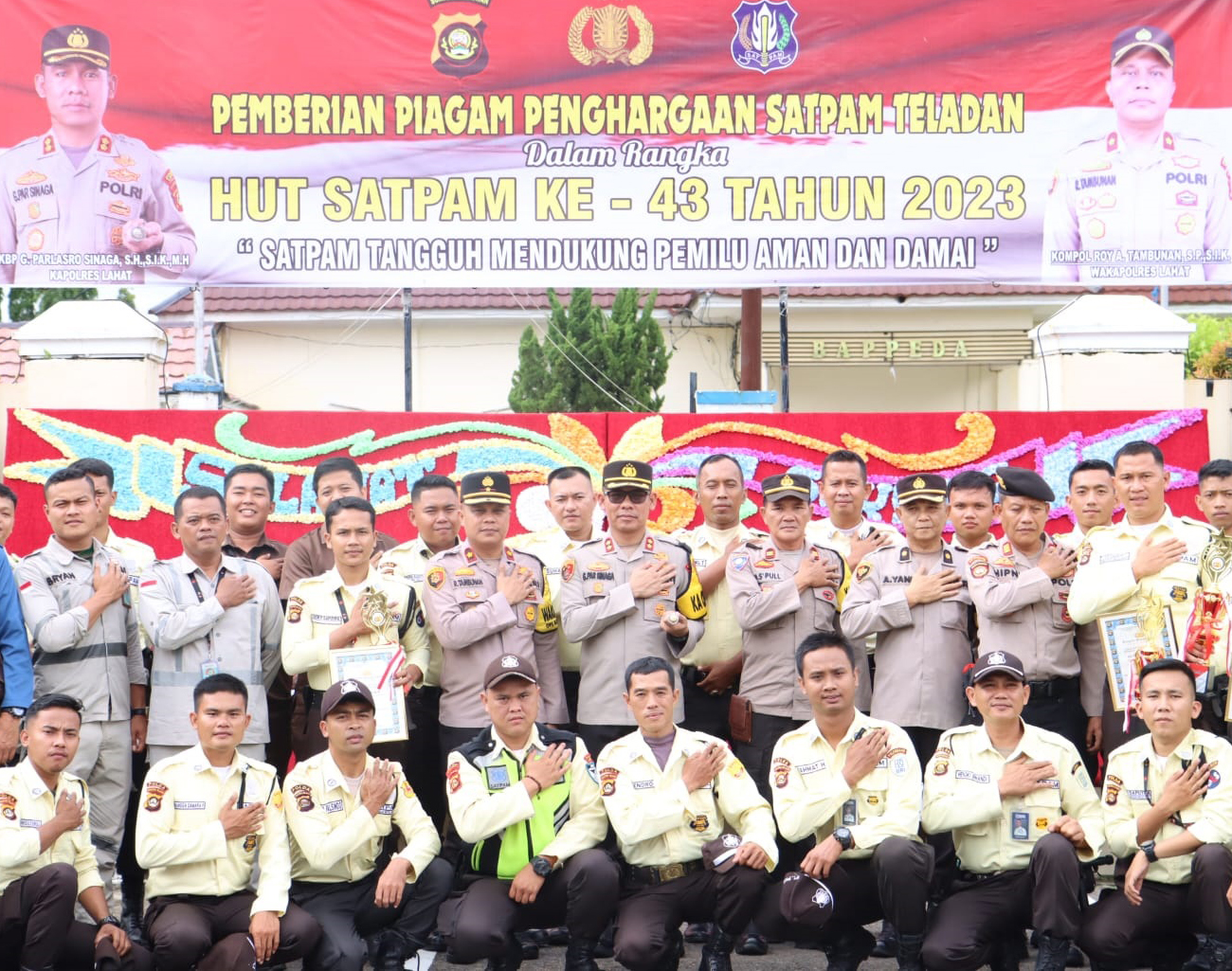 Kapolres Lahat AKBP God Parlasro S Sinaga Beri Piagam Satpam Teladan kepada Satpam 3 Perusahaan ini