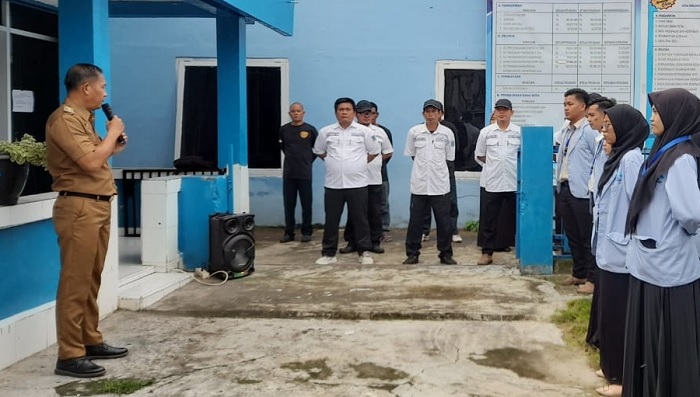 Camat Lahat Selatan Jadi Pembina Apel di Kantor Desa Tanjung Payang, Hadir juga Mahasiswa KKN UIN Raden Fatah