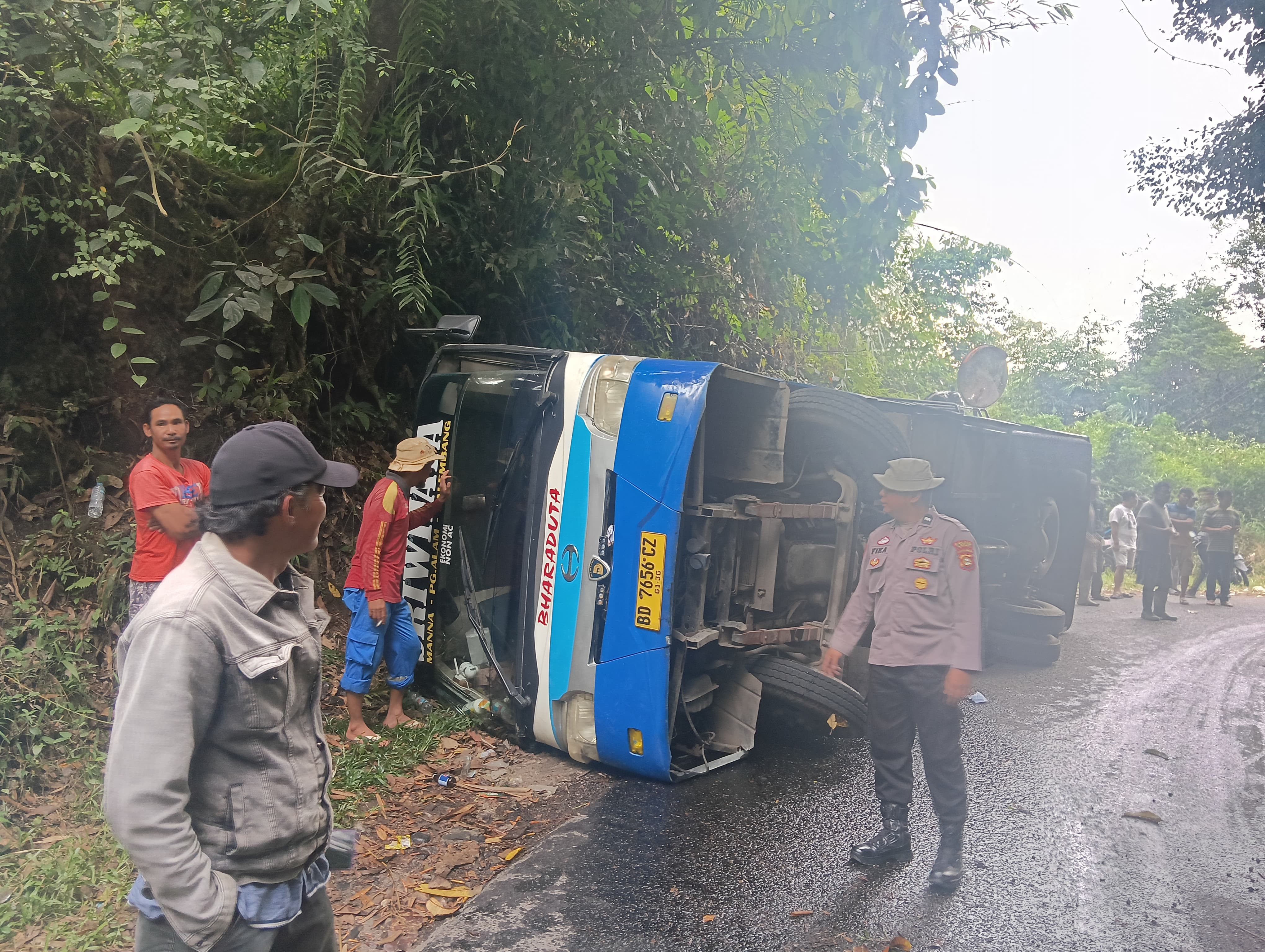 Diduga Rem Blong, Bus Manna-Palembang Terbalik di Lahat, Dua Orang Luka Berat