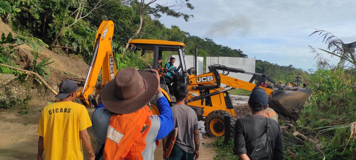 Tanah Longsor Tutupi Akses Jalan Lahat - Semendo