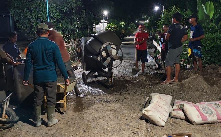 Warga Wanaraya Dusun 5 RT 12 Gotong Royong Cor Jalan Pemukiman, Akan Diperpanjang Hingga 250 Meter