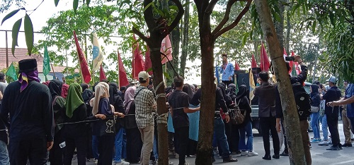 Empat Bendera Berkibar di Aksi Mahasiswa di Lahat
