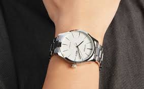 3 Rekomendasi Jam Tangan Pria Dial Biru, Versatile dan Elegan!