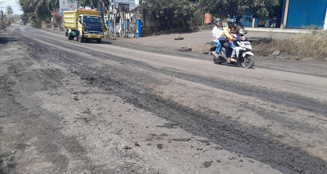 Parah, Kondisi Jalan Di Kabupaten Lahat Ini Ancam Nyawa Pengendara