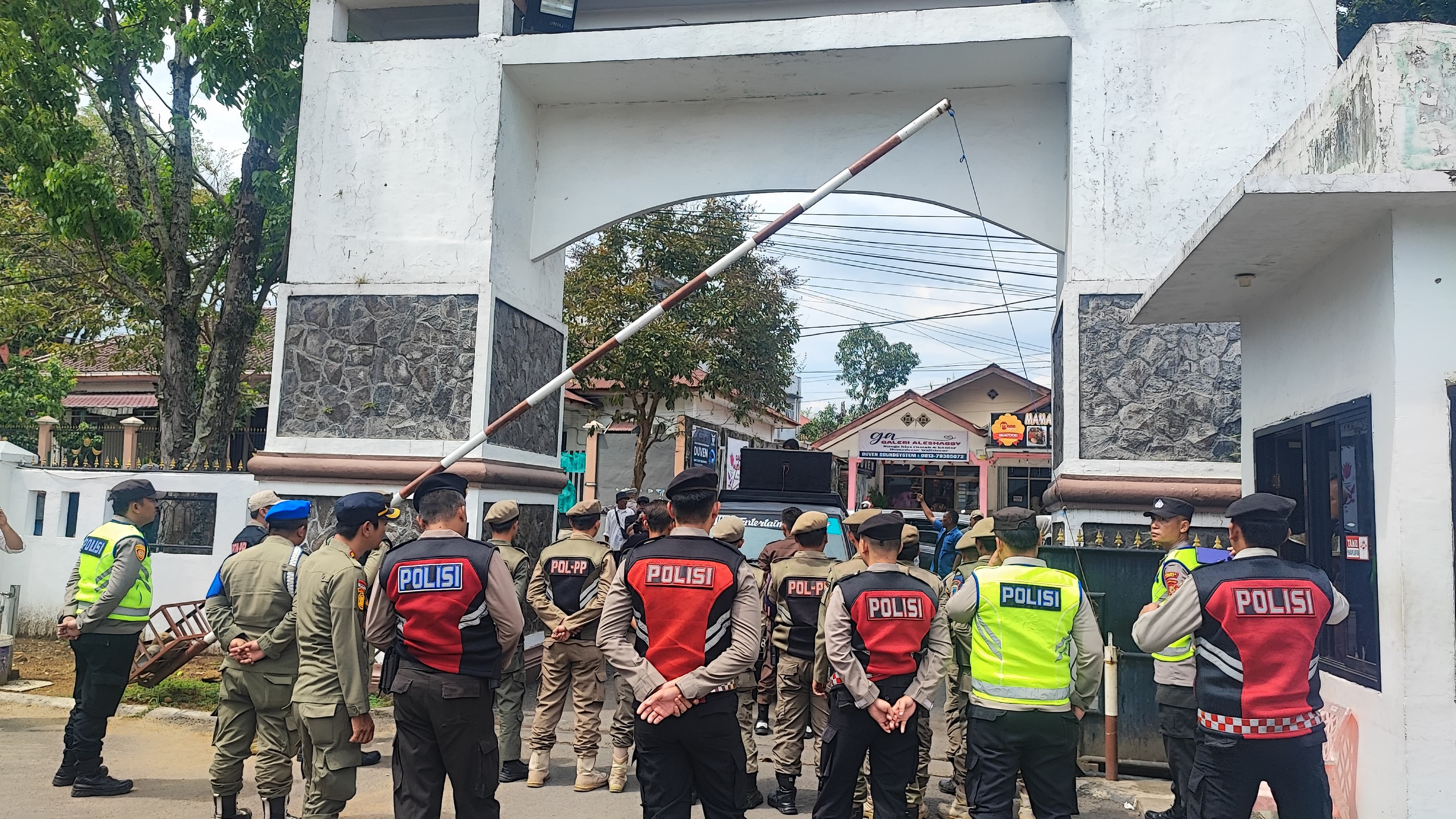 Polres Kawal Aksi Unras Perkumpulan Masyarakat Peduli Lahat ke Kantor Kejaksaan Negeri