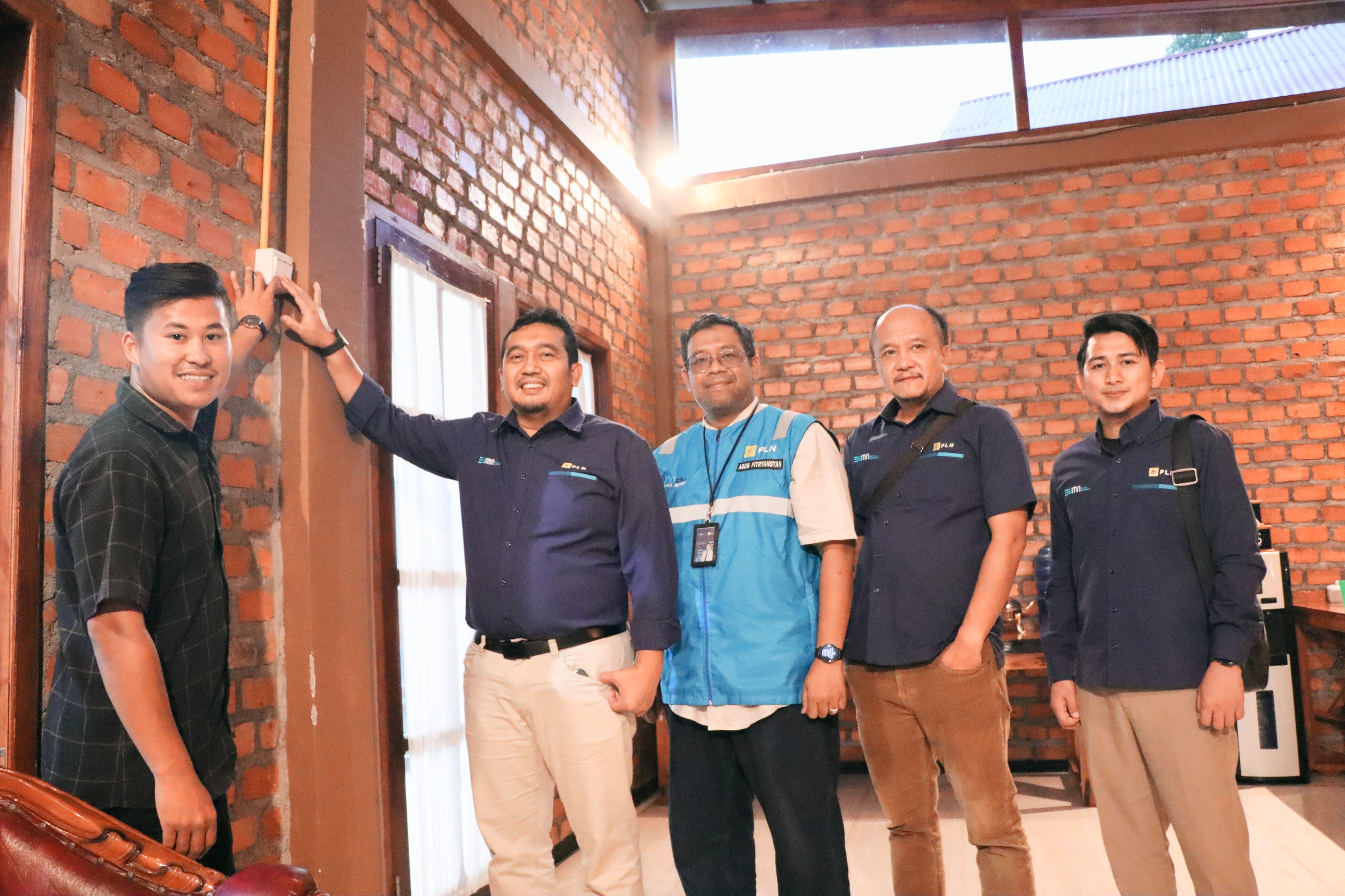 PLN Pulihkan Kelistrikan 100% di Sungai Penuh dan Kerinci, Bagikan 1.600 Lampu Emergency & Dorong Kota Energi 