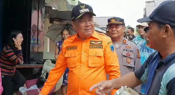 Bupati Lahat Cik Ujang Tinjau Lokasi dan Korban Banjir di Lahat