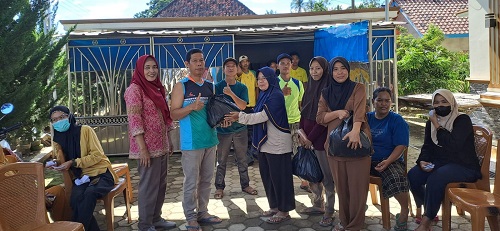 Ramadan Berbagi, Pemerintah Desa Banjar Sari Salurkan Bantuan Sembako kepada Warganya 