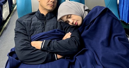 Tidur Mesra Ganjar dan Istri di Kereta Api Bikin Netizen Iri