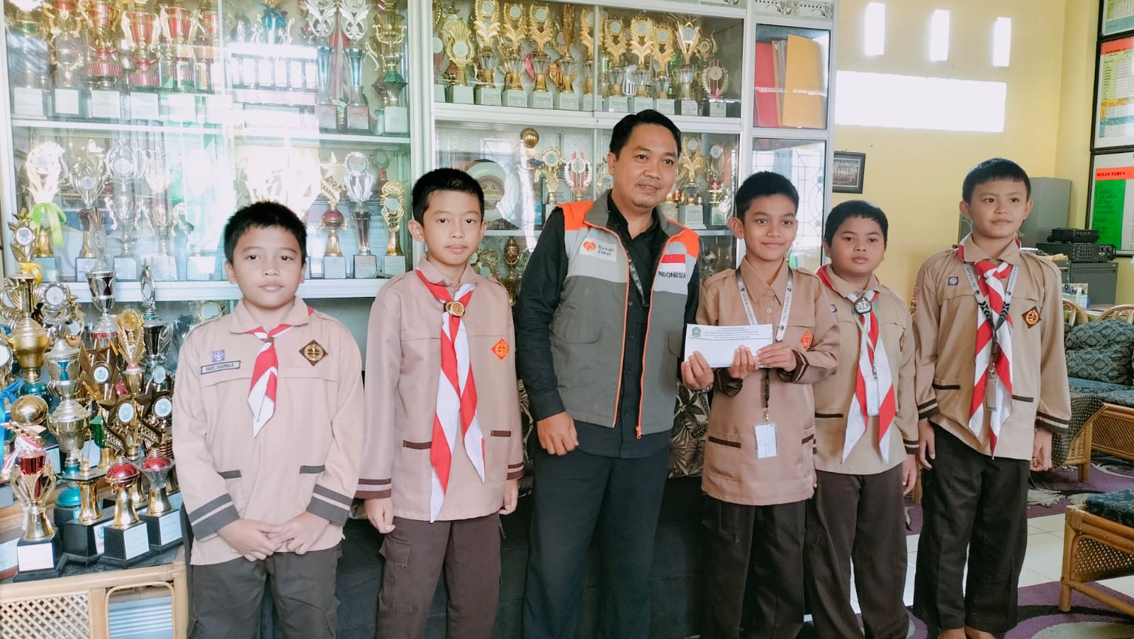 MI/MTs Al Azhar Yayasan Masjid Agung Pagaralam Salurkan Bantuan Bencana Alam Sumatera melalui Rumah Zakat