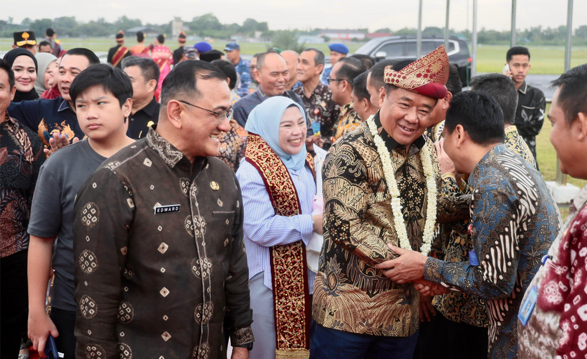 Tiba di Bandara SMB II Palembang, Wagub Cik Ujang Terima Surat Penunjukan Plt Gubernur Sumsel Palembang