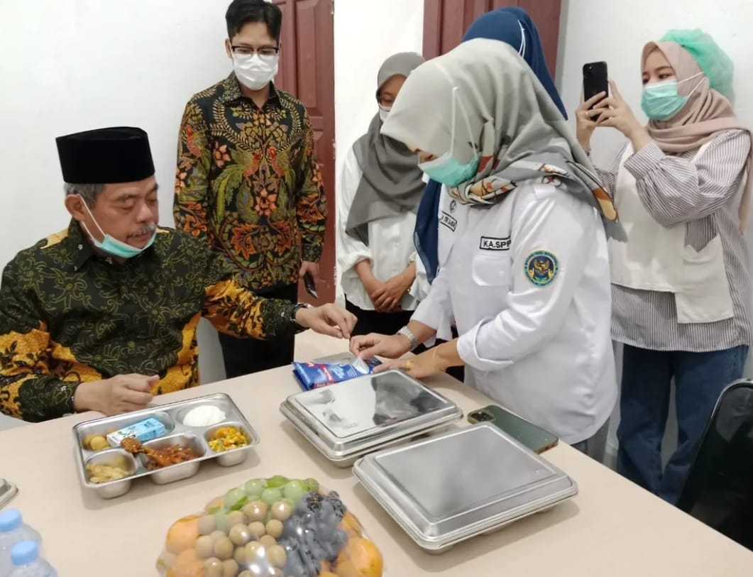 Menu Perdana MBG di Lahat Dibagikan, Bupati Bursah Turun Langsung ke Dapur