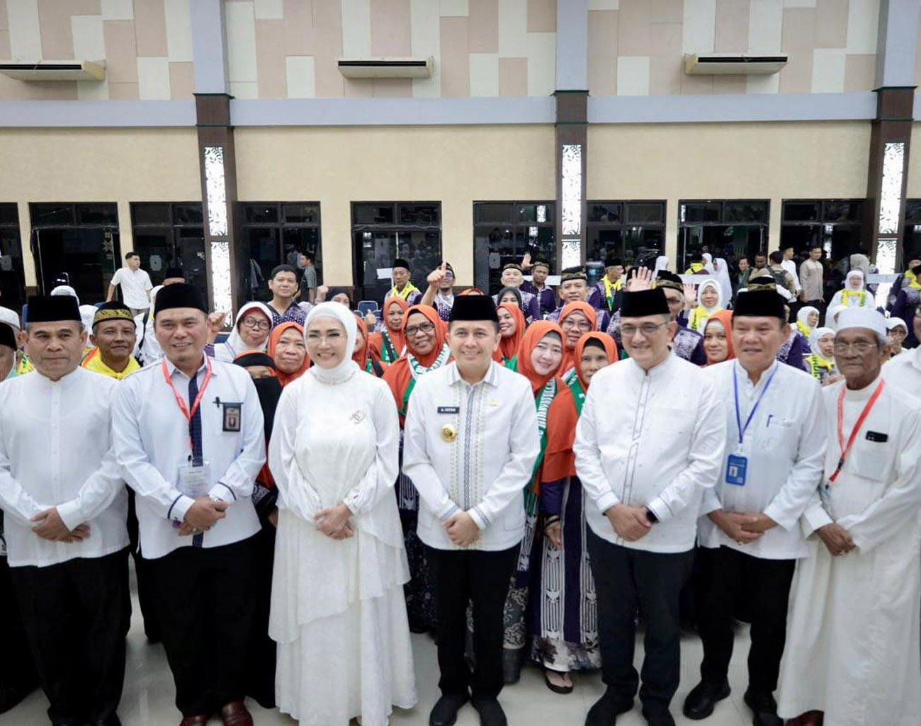 Pj Gubernur Agus Fatoni Lepas Keberangkatan 445 Jemaah Calon Haji Kloter Pertama Embarkasi Palembang