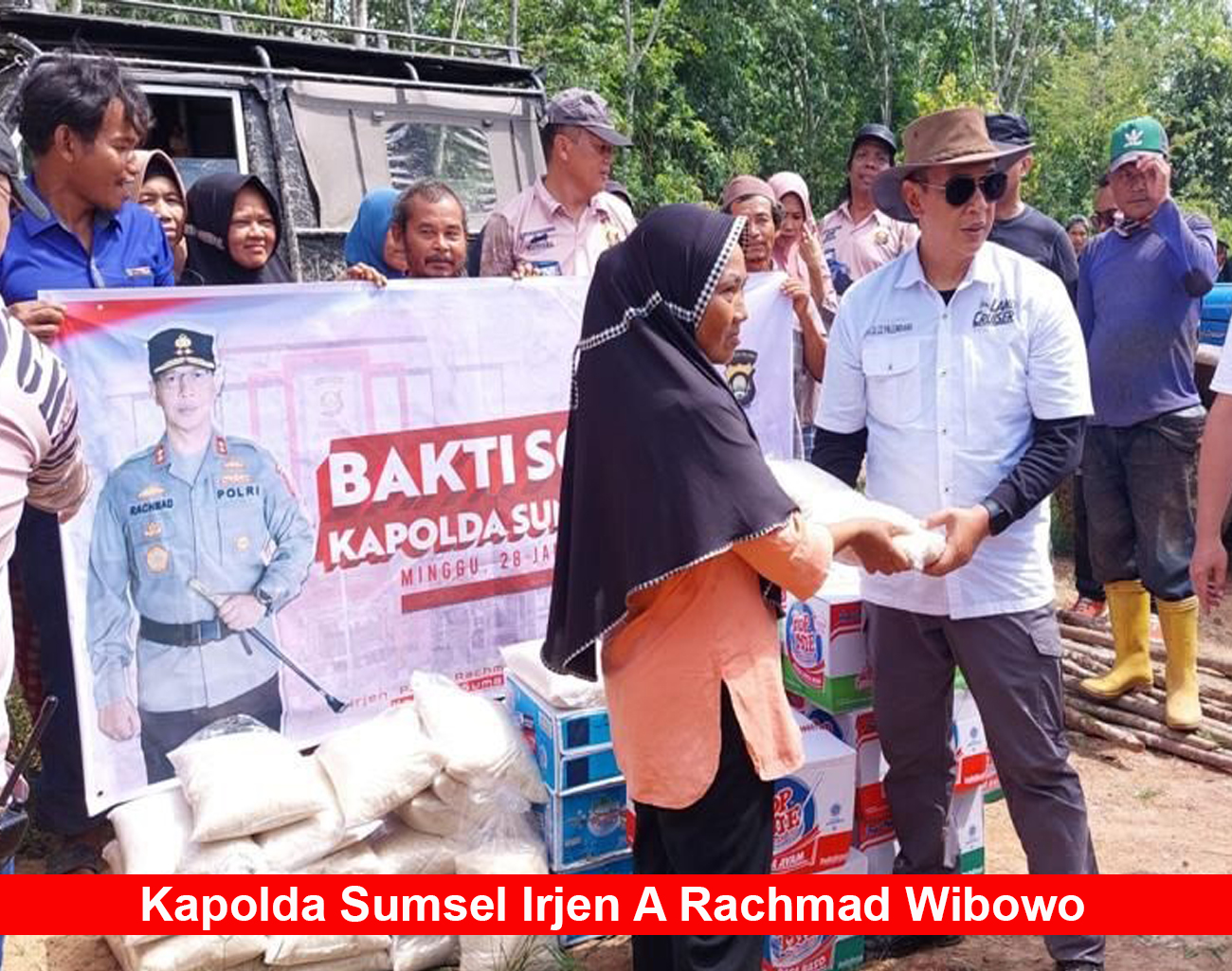 Kapolda Sumsel Irjen A Rachmad Wibowo Sambangi Masyarakat Korban Banjir dan Berikan Bantuan