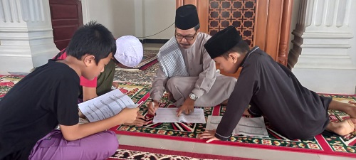 Selesai Sholat Jumat, Imam Masjid ini Dikerumuni Anak anak, Ada Apa ya
