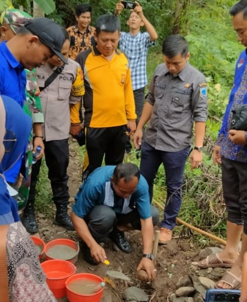 Peletakan Batu Pertama Pembangunan Jalan Usaha Tani di Desa Gunung Agung