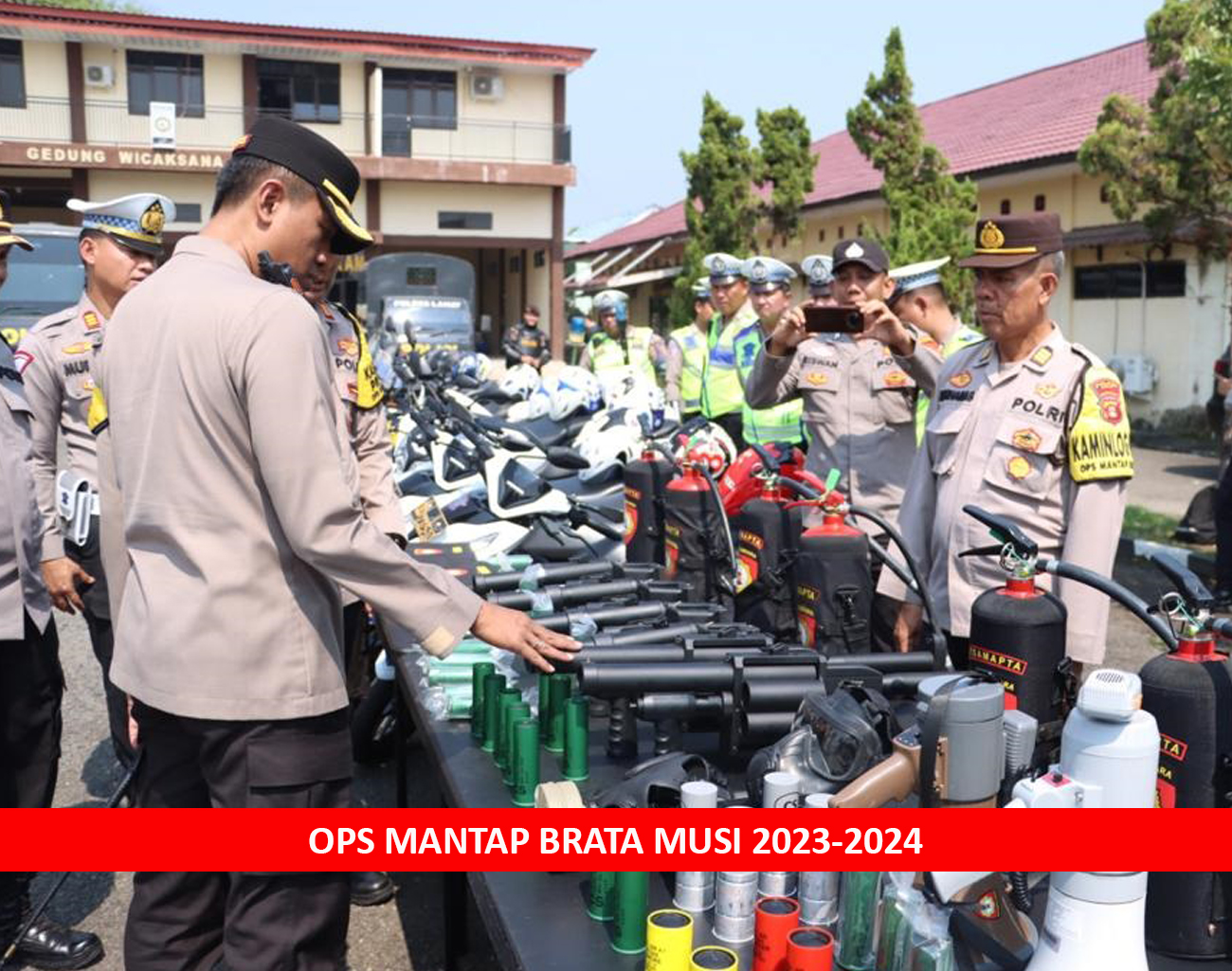 Kapolres Lahat Pimpin Apel Pemeriksaan Peralatan Ops Mantap Brata Musi untuk Pengamanan Pemilu 2024
