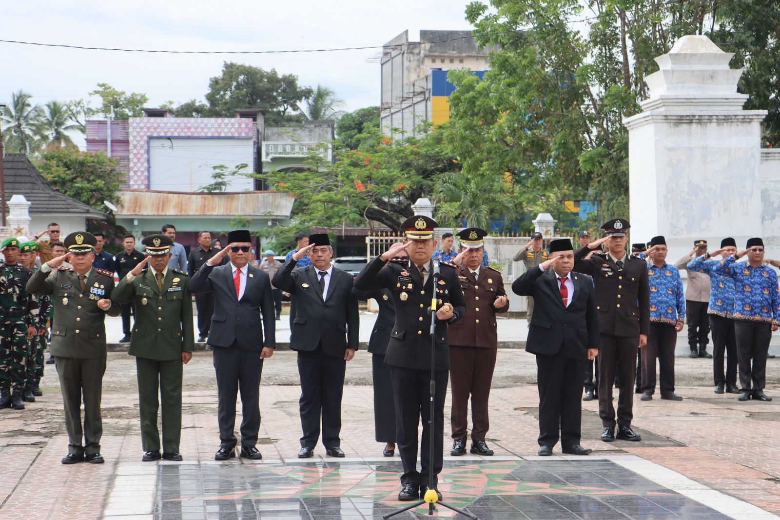 Kapolres Lahat Pimpin Upacara Ziarah Makam Pahlawan 10 November 2025