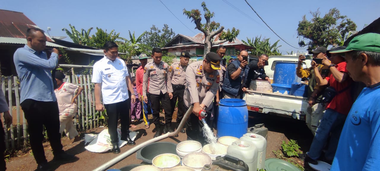 Bawa Amunisi 10 Ribu Liter Air, Polres Semburi Air di Dusun Karang Dalo