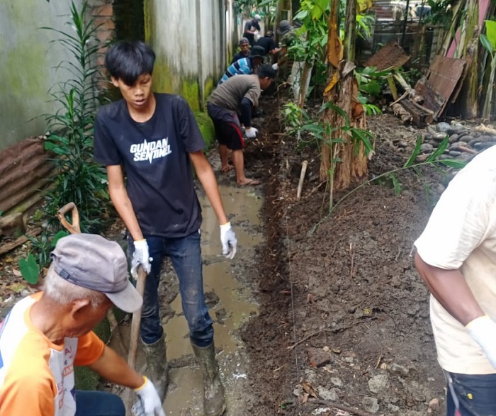 Warga Desa Manggul Tidak Kebanjiran Lagi, Sri Meliyana Bantu Pembangunan Siring Program Padat Karya