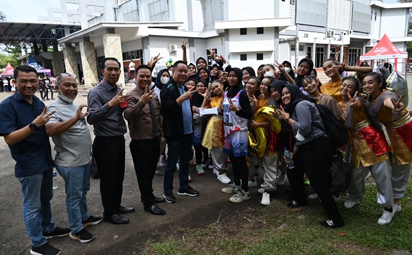 Tim Basket Putri SMAN 2 Lahat Tundukkan SMA Muhammadiyah 1 Palembang, Bupati Lahat Cik Ujang Nonton Langsung