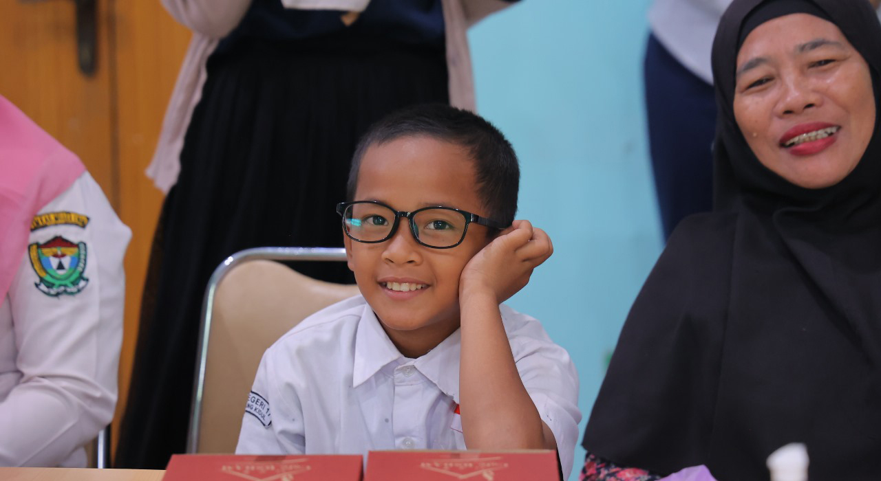 Eyes Clinic Goes to School, Bukit Asam Beri Bantuan Kacamata untuk 25 Pelajar SD