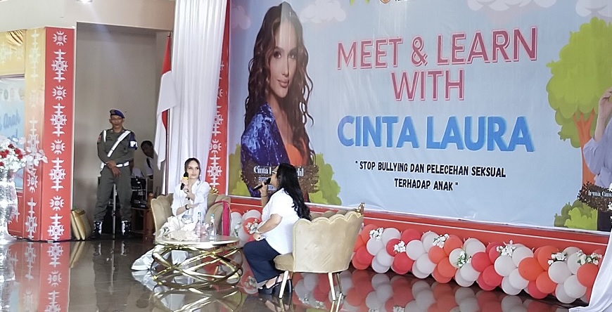 Jiwa Sosial Tinggi Cinta Laura Rela Naik Speedboat ke Kota Masohi