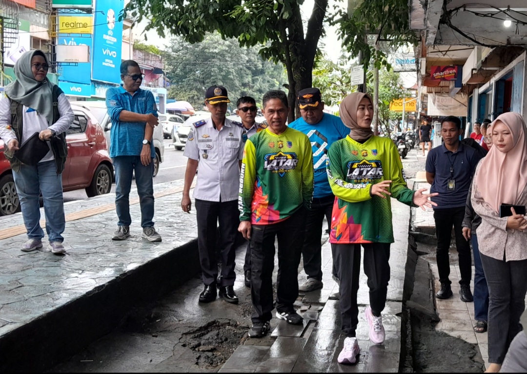 Wakil Bupati Lahat Widia Ningsih Tinjau Rekayasa Dua Jalur Dan Trotoar Di Jalan Mayor Ruslan, Ini Hasilnya