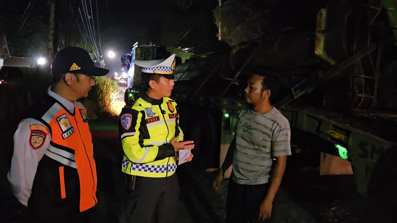 Patroli Gabungan Bersama Pembatasan Jam Kendaraan Sesuai SKB Selama Natal dan Tahun Baru