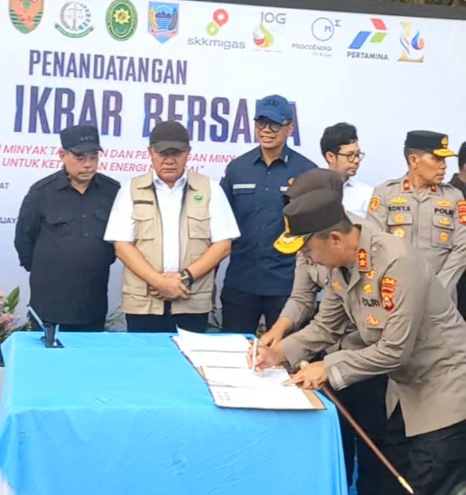 Kapolda Sumsel Hadiri Apel Ikrar Bersama dan Peresmian Tata Kelola Sumur Minyak Masyarakat di Lahat