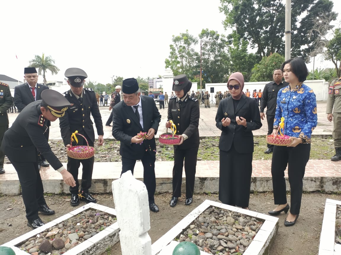Bupati Bursah dan Wabup Widia Ningsih Ziarah ke Makam Pahlawan