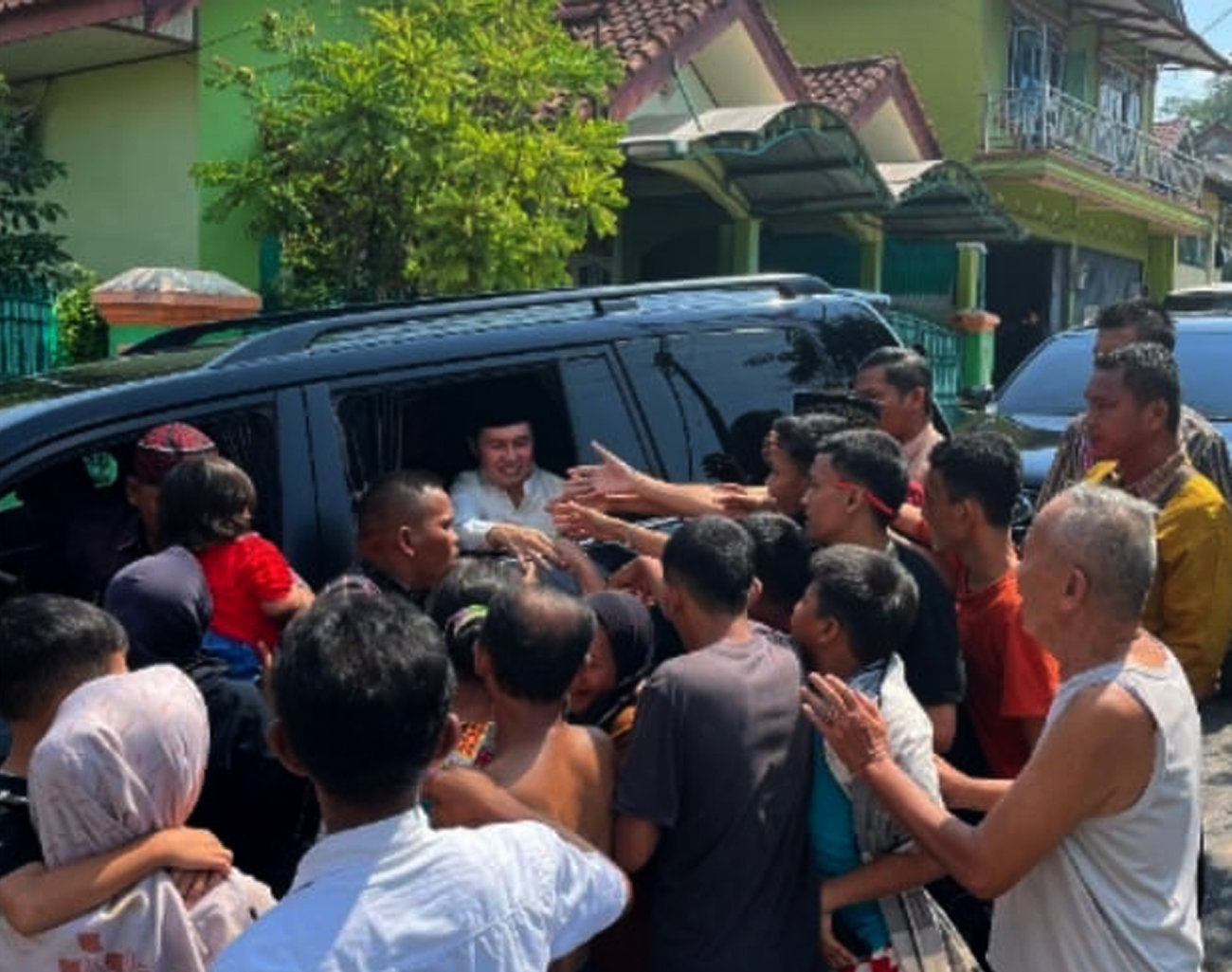 Jum’at Berkah, Calon Bupati Lahat Yulius Maulana Bagi-bagi Rejeki, Selesai Sholat Jumat Berjamaah