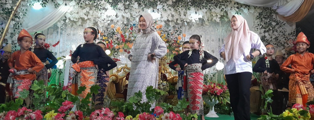 Cihui, Cawabup Lahat Widia Ningsih Menari Rai-rai Bersama Anak-anak Di Desa Tanjung Sirih