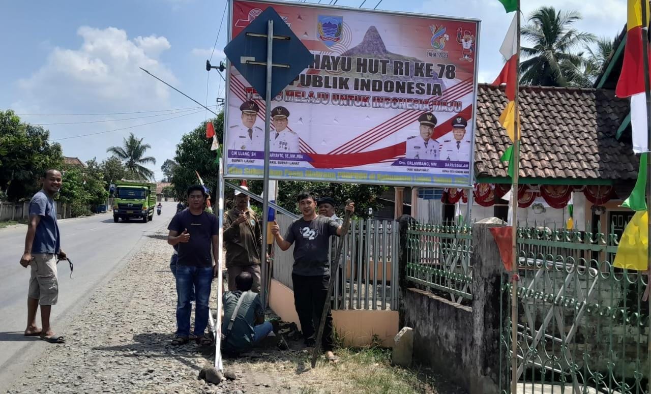 Perangkat Desa Ini Kompak Pasang Spanduk dan Umbul-Umbul HUT RI ke 78