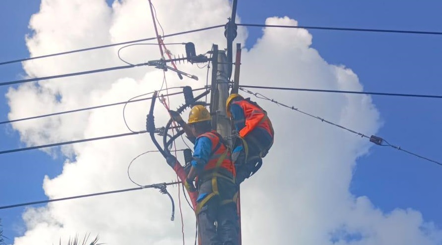 PLN ULP Lembayung Gerak Cepat Pulihkan Listrik di Lahat Pasca Diterjang Hujan Angin