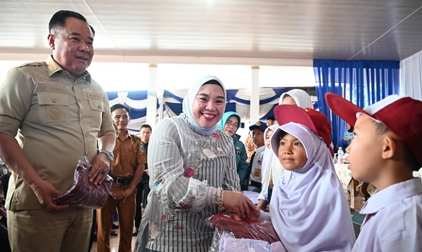 Cara Bupati Lahat Cik Ujang Membahagiakan Anak anak SD dan SMP