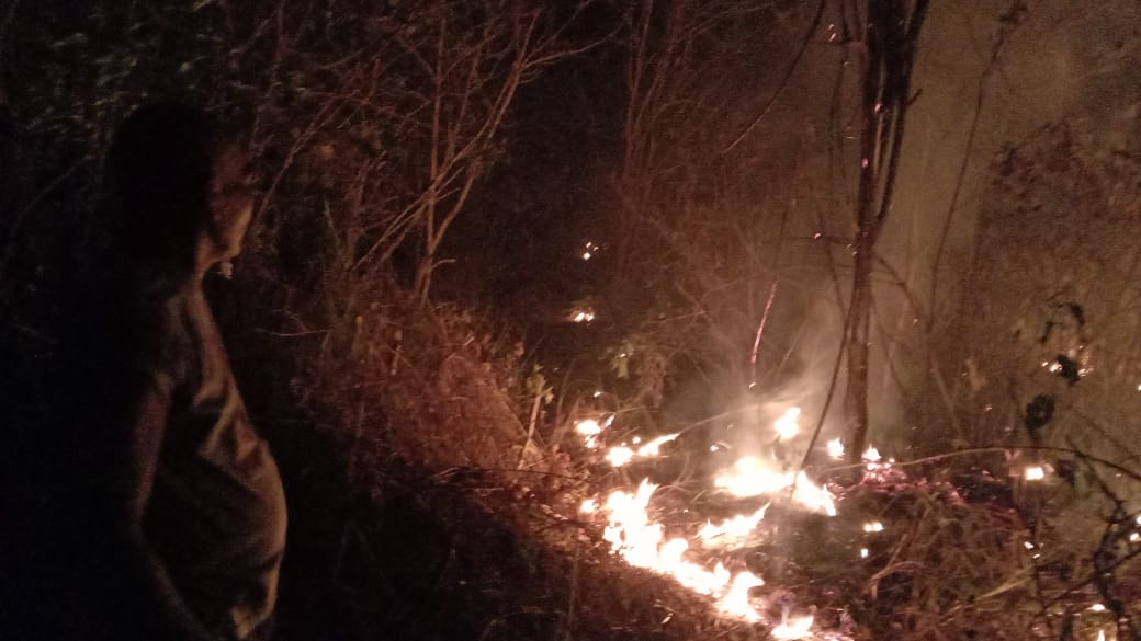 Kebakaran Semak Belukar Kagetkan Warga Tanjung Payang, Beruntung Api Tidak Merambah Kearah Pemukiman Warga
