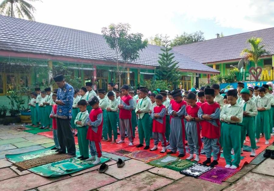 Membiasakan Amal Sholeh Sejak Dini, MIN 4 Lahat Gelar Shalat Duha
