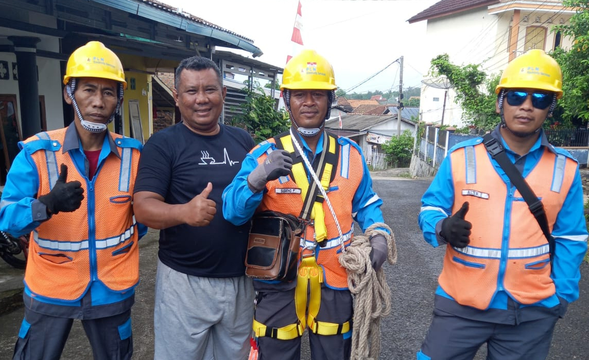 PLN Gerak Cepat Respon Laporan Warga dari PLN Mobile, Perbaiki Posisi Kabel yang Rendah