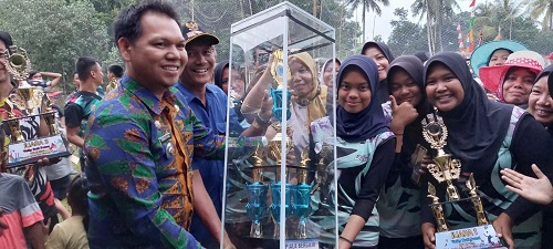 Tim Putri Desa Tanjung Lontar Raih Juara Pertama Turnamen Camat Merapi Timur Cup 2022