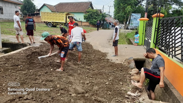 Warga Blok A Rimbe Beduk Gotong Royong Tambal Jalan Berlobang