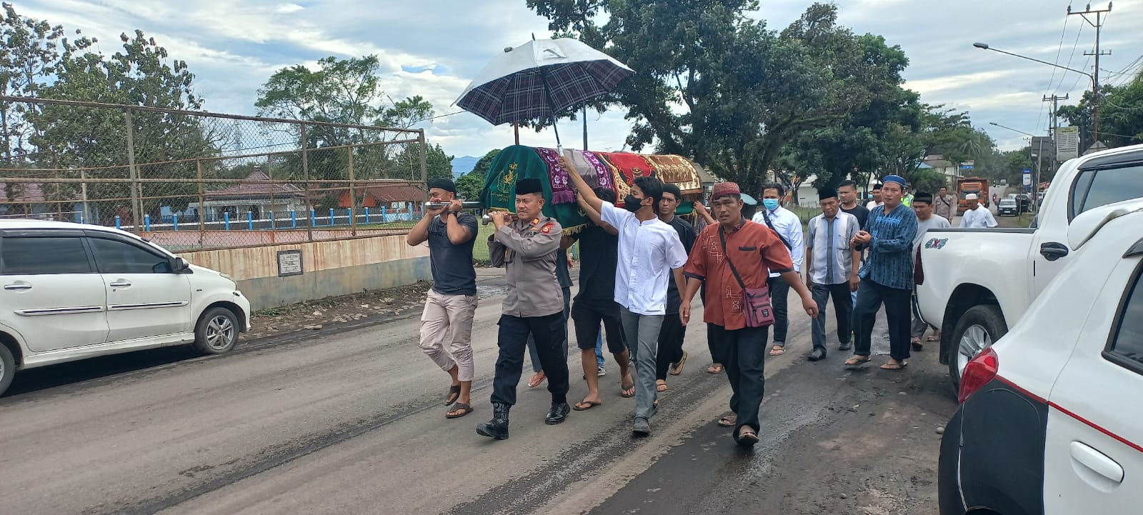 Kapolsek Merapi Ikut Melayat Dan Ikut Antarkan Jenazah Ke Pemakaman Umum 