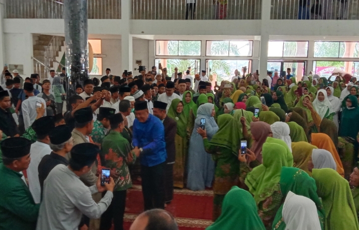 Kehadiran Bupati Lahat Cik Ujang Disambut dengan Salawat Nabi di Acara Perayaan 1 Abad NU