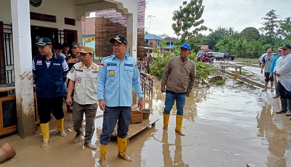 Bupati Lahat Cik Ujang Tinjau Kondisi Banjir di Merapi Area