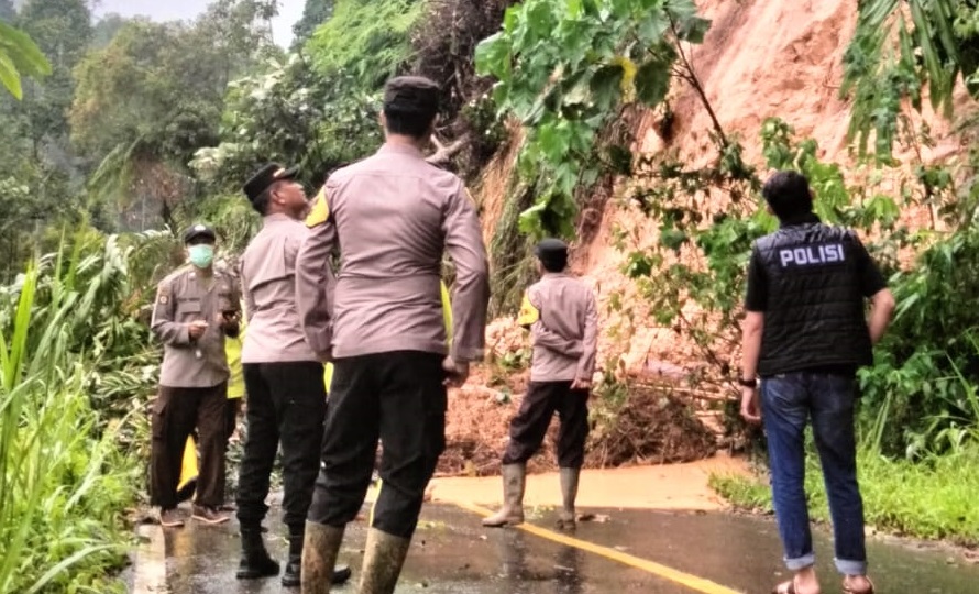 Bencana Tanah Longsor yang Menutup Akses Jalan Pagar Alam–Tanjung Sakti dan Mannak, Bengkulu Selatan