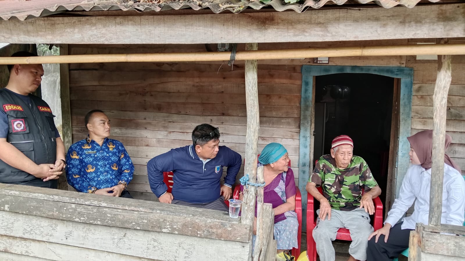 Wabup Lahat Widia Ningsih Beri Perhatian kepada Alex dan Istri