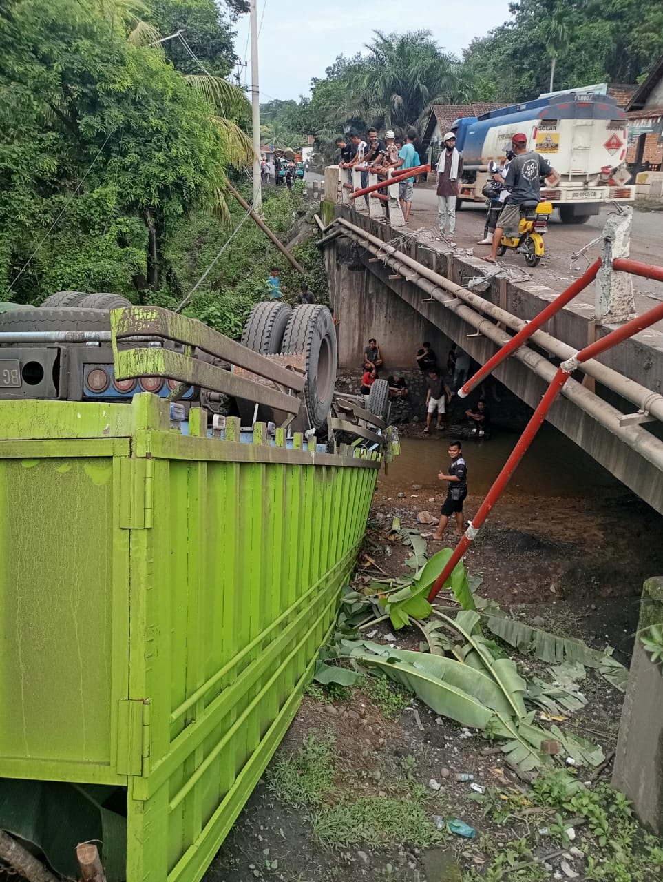 Waduh Mobil Fuso Terjun Bebas Di Jalan Lintas Kabupaten Lahat, Begini Kondisinya